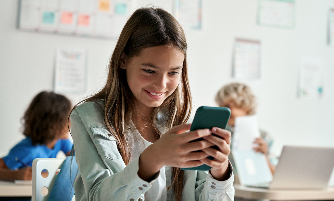 Dal prossimo anno divieto assoluto di portare i telefonini in classe.  Ma ciò che preoccupa è il “non detto”